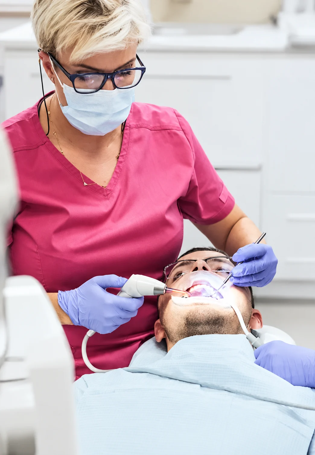 Dentystka podczas leczenia pacjenta w gabinecie Amident